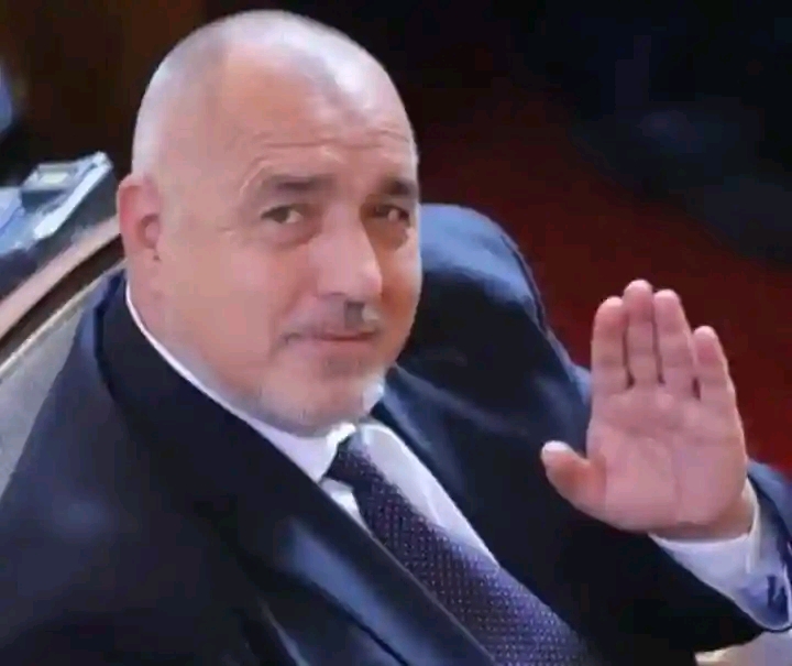 Бившият министър-председател Бойко Борисов обяви на пресконференция: „Кандидатирам се за президент на предстоящите избори.“