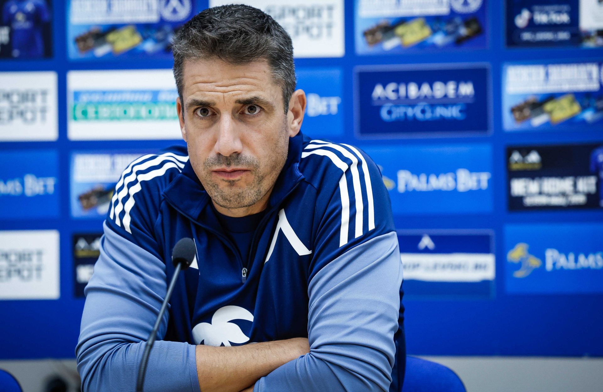 Старши треньорът на „Левски“ Хулио Веласкес ще даде пресконференция преди двубоя от ¼ финалите в турнира за Купата на България срещу „Лудогорец“.