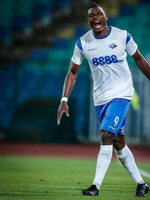 „Продължавайки напред като старши треньор на Левски София, той подписа с Георги Костадинов и обяви намерението си да привлече…👇👇“